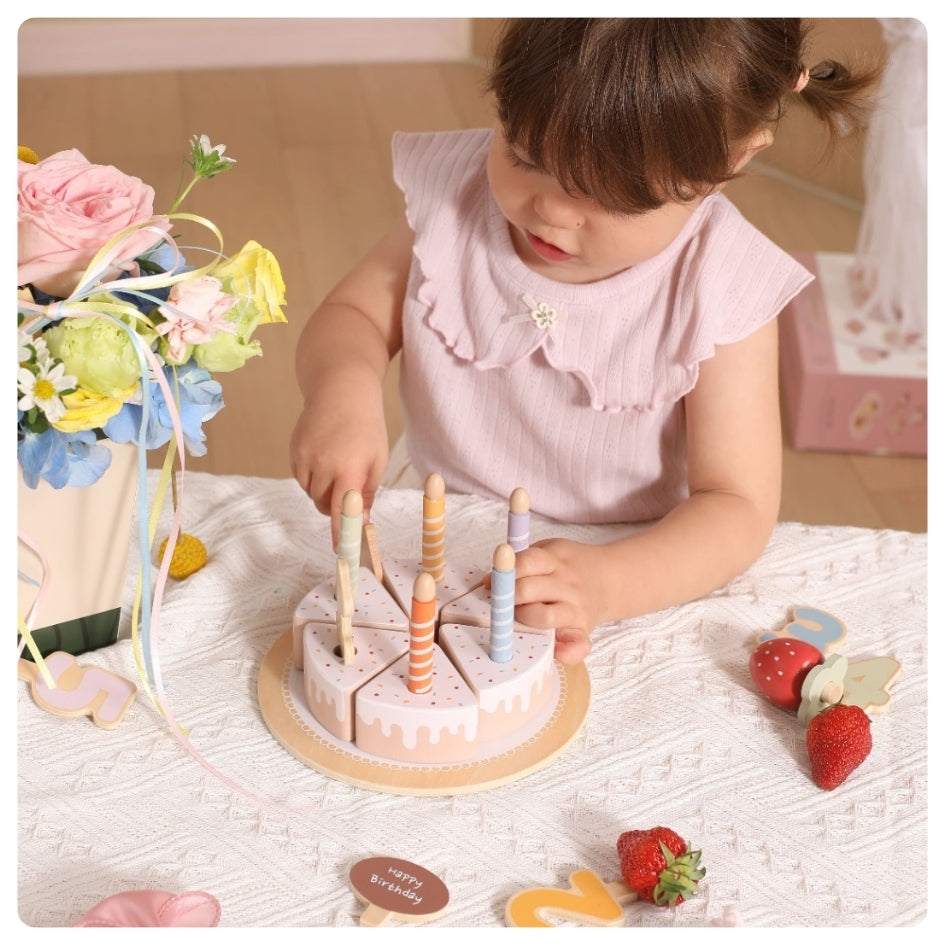 Torta de cumpleaños con accesorios