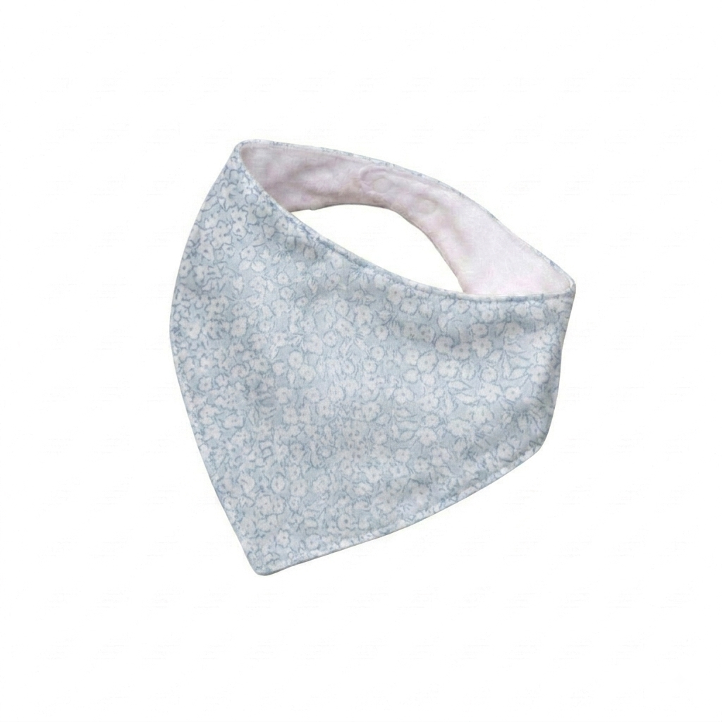 Babero bandana celeste florcitas blancas