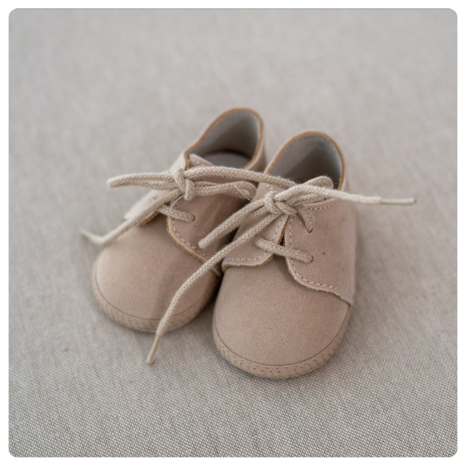 Zapatitos gamuza beige cordones