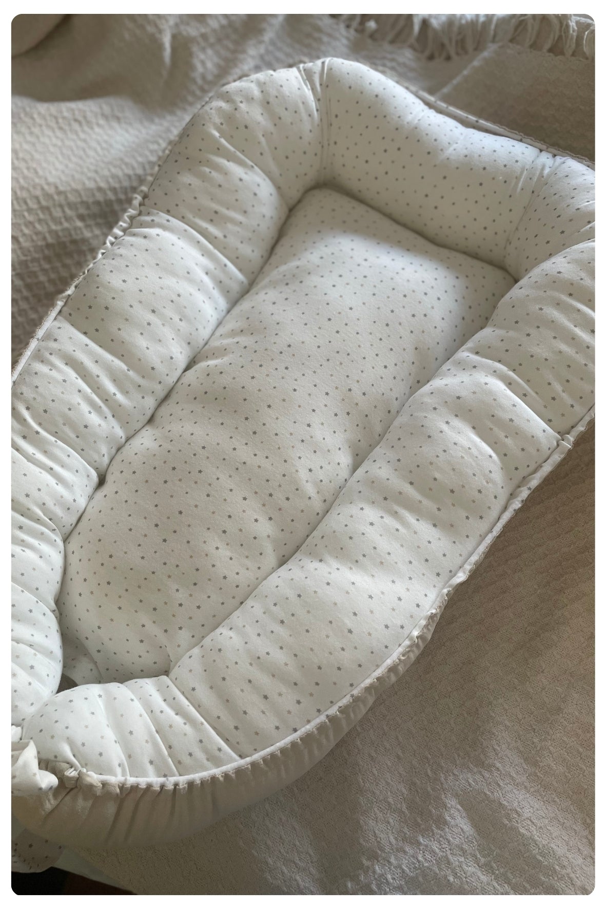 Nidito de conteción estrellitas base beige