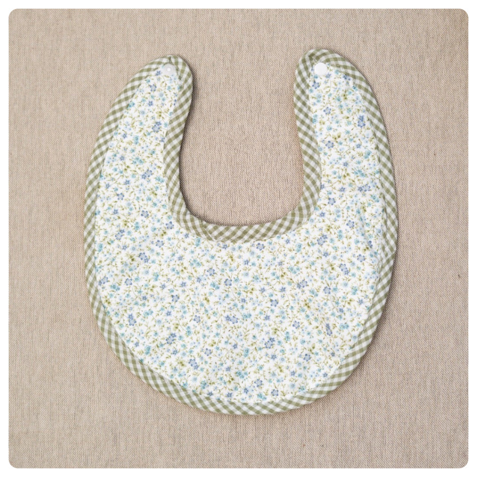 Babero florcitas celestes y verdes
