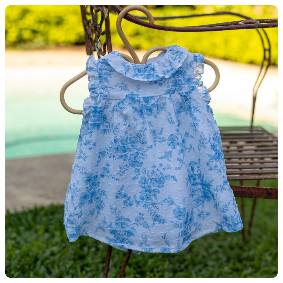 Vestido voladitos plumetí blanco flores celestes