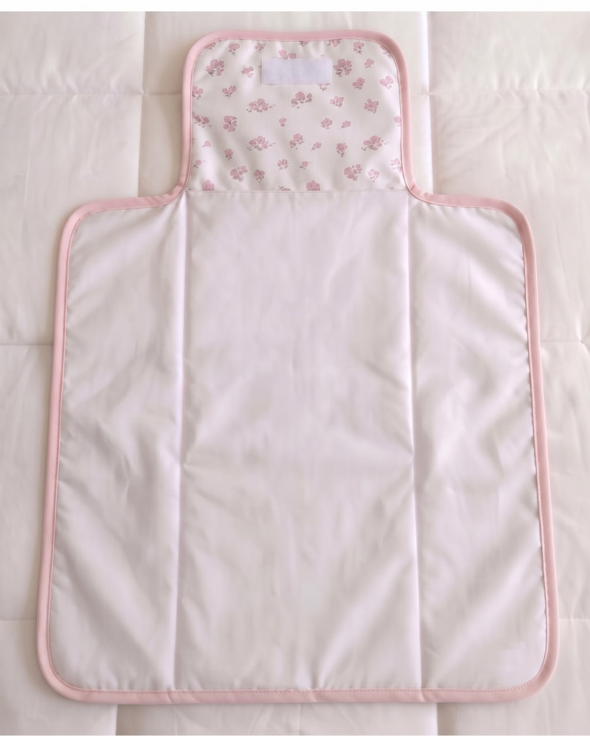 Cambiador portátil sin bolsillos blanco flores rosadas