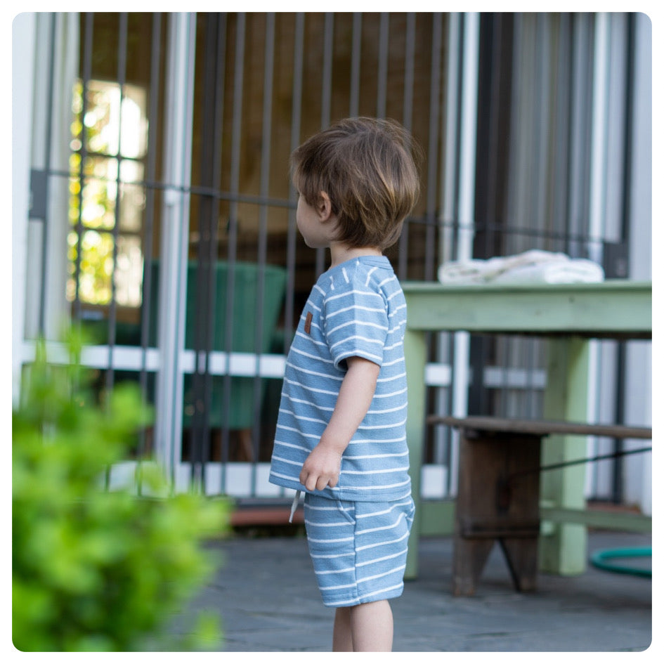 Short celeste rayas blancas