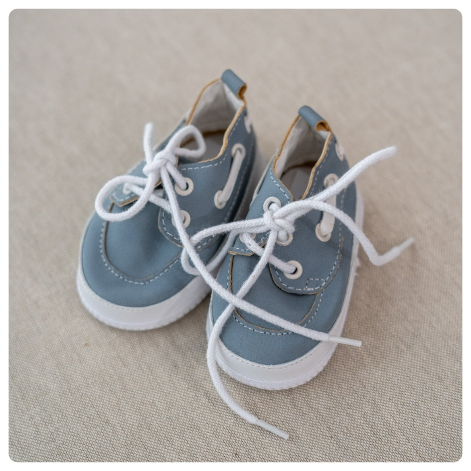Zapatitos náuticos celestes