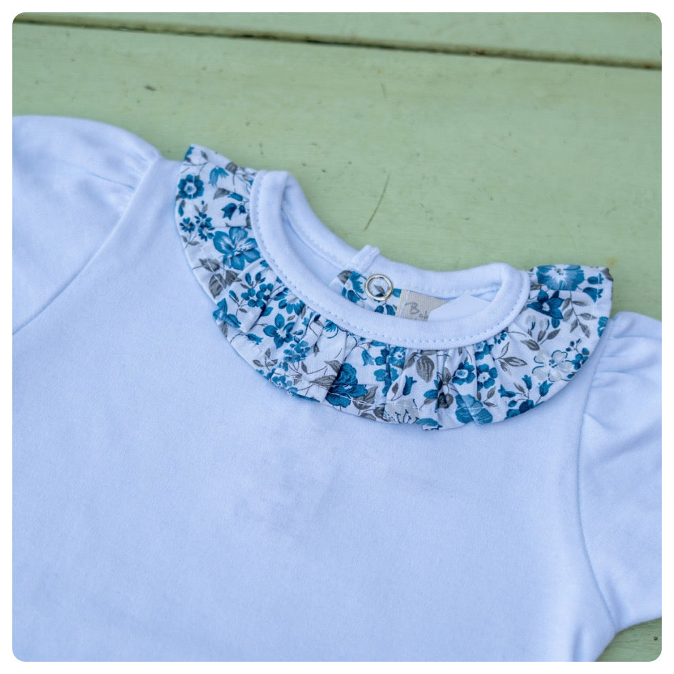 Body algodón manga corta cuello flores azules