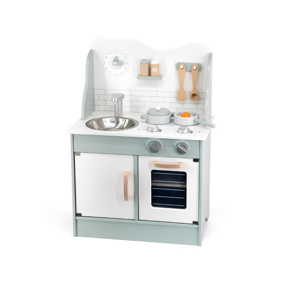 Cocinita de madera verde con accesorios