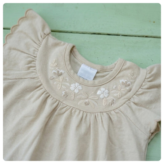 Remera algodón beige con flores