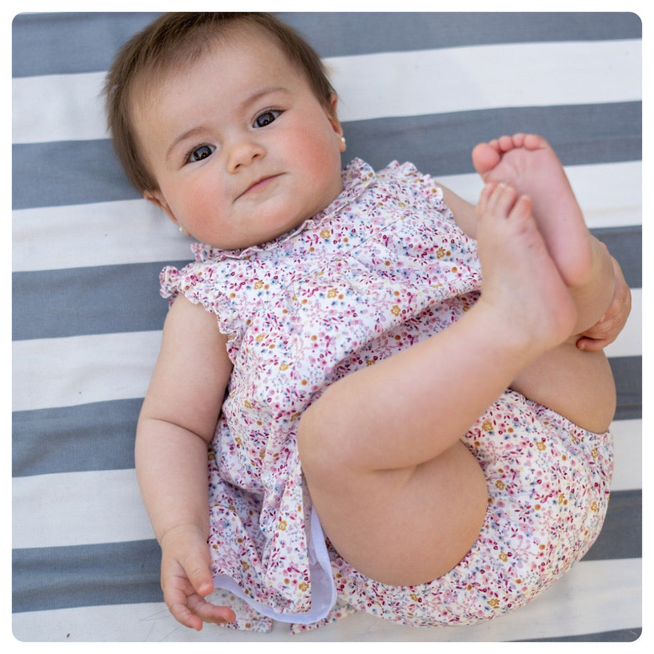 Vestido voladitos flores rosadas con bombachudo