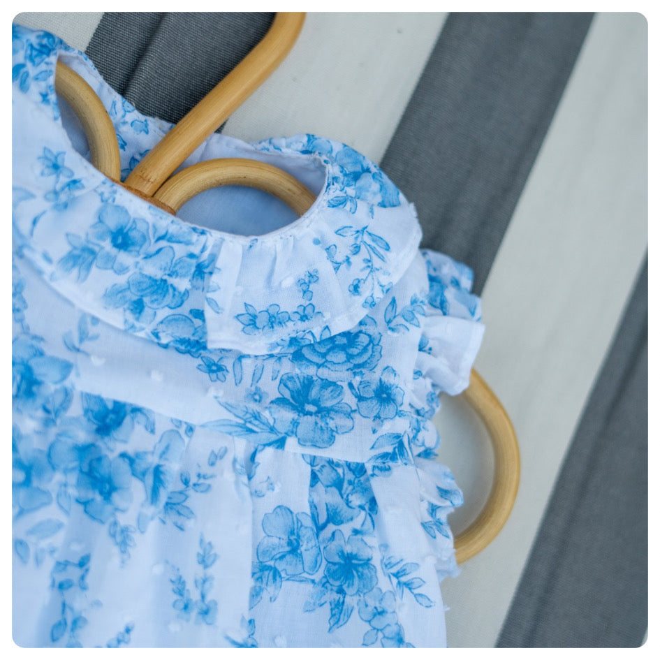 Vestido voladitos plumetí blanco flores celestes