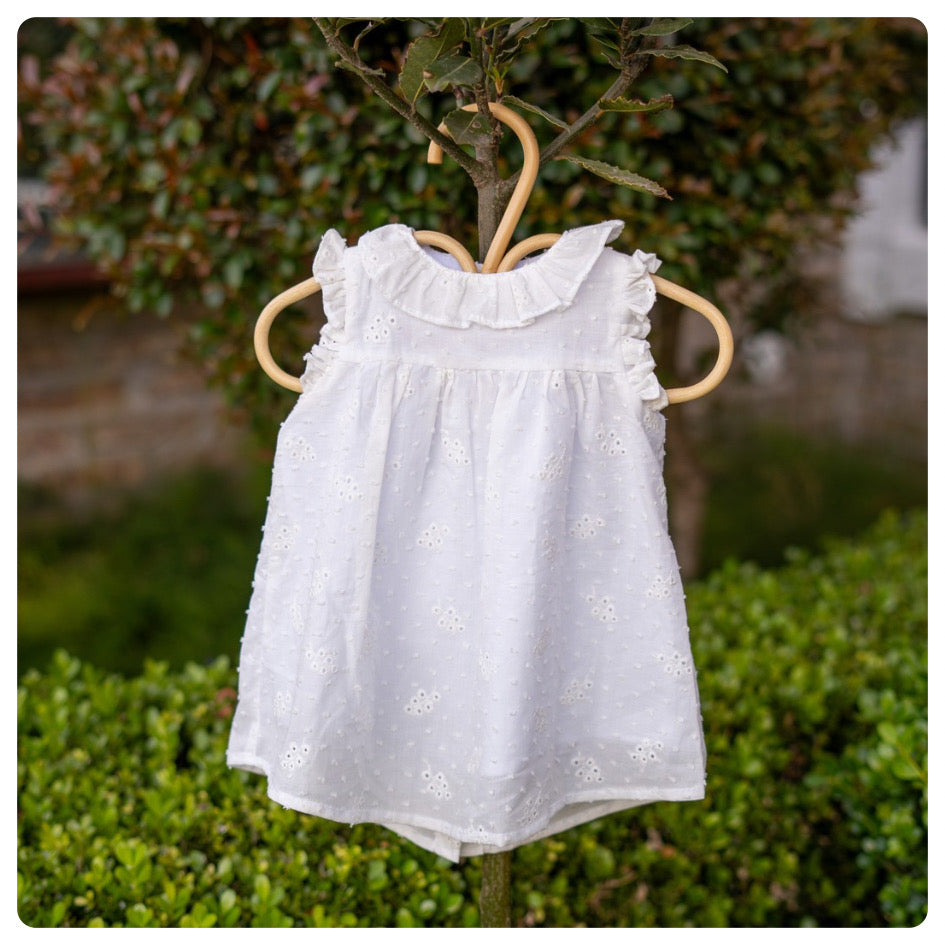 Vestido broderie blanco con bombachudo