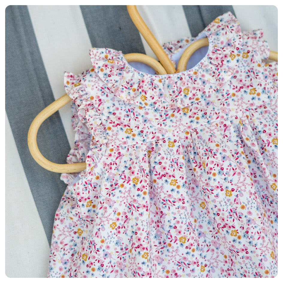 Vestido voladitos flores rosadas con bombachudo