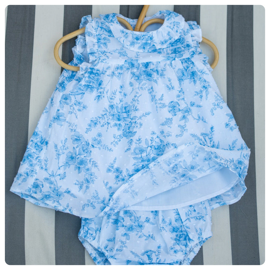 Vestido voladitos plumetí blanco flores celestes