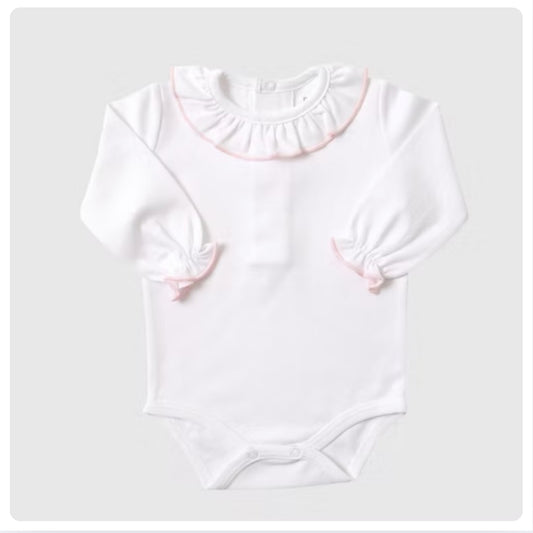 Body m/l algodón pima con volado en cuello detalle rosado