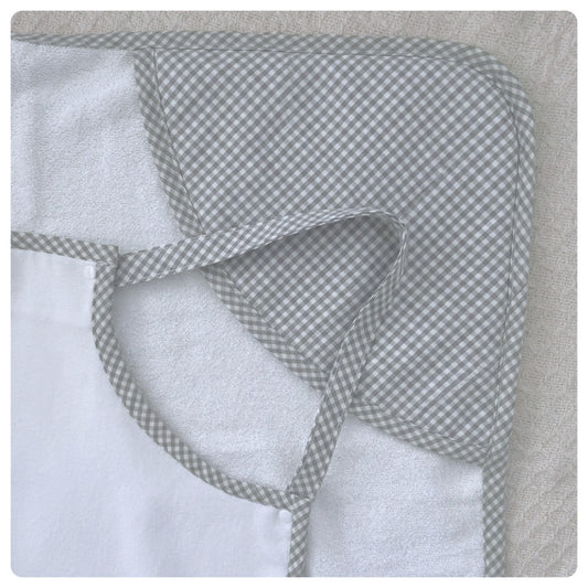 Toallón con sistema agarre Vichy gris