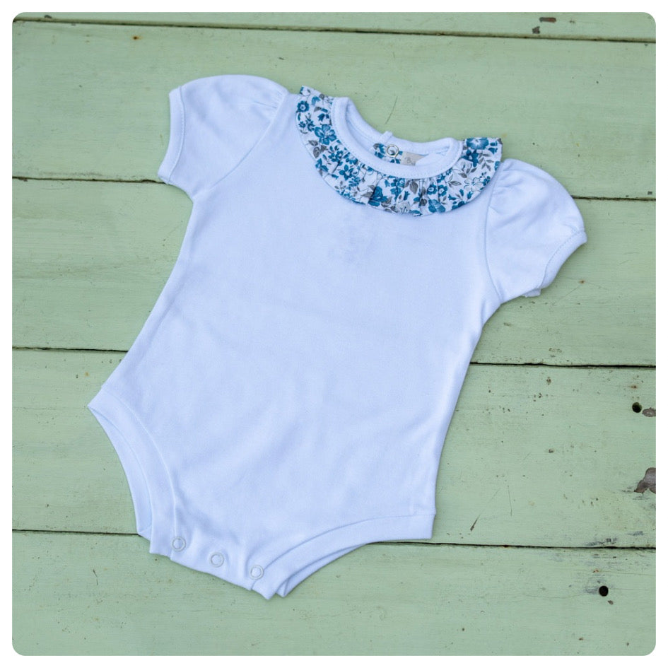 Body algodón manga corta cuello flores azules