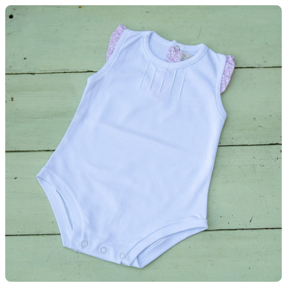 Body algodón manga corta voladitos rosados flores blancas