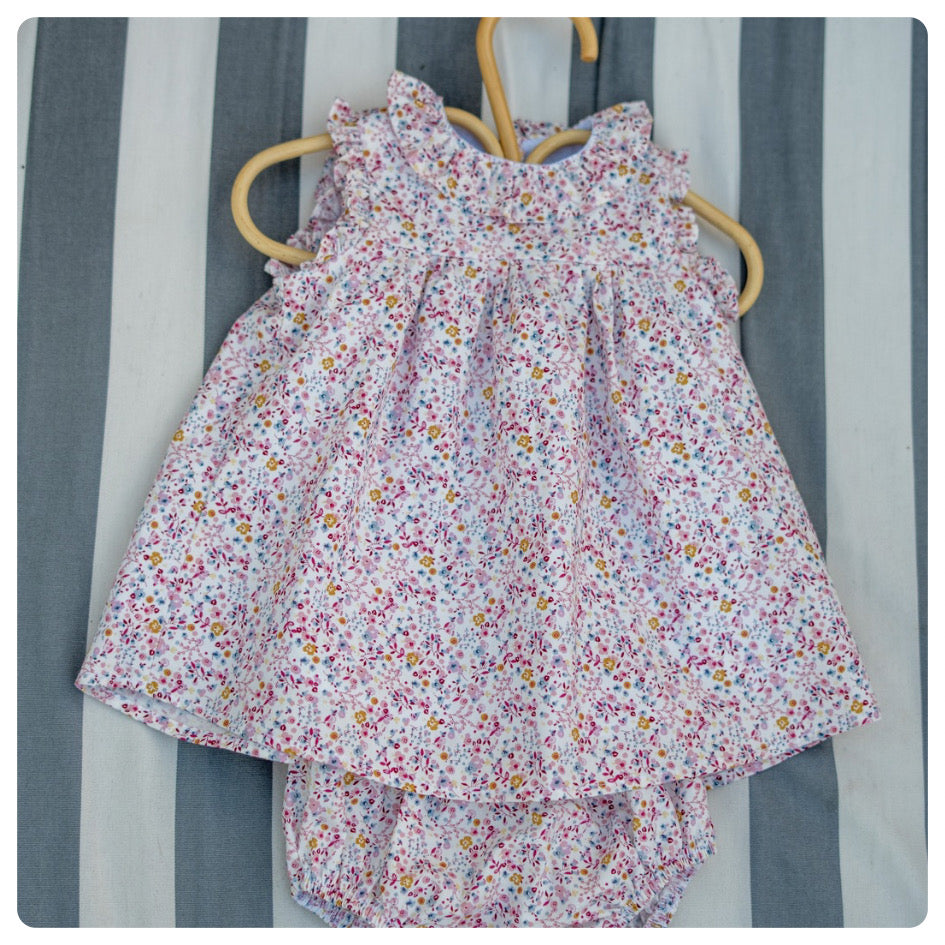 Vestido voladitos flores rosadas con bombachudo