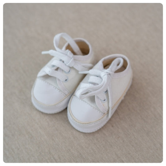 Zapatitos blancos cordones