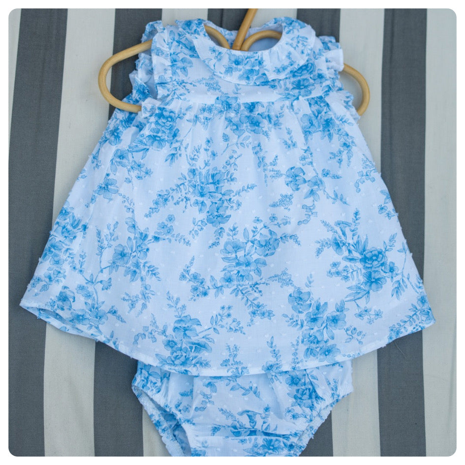 Vestido voladitos plumetí blanco flores celestes