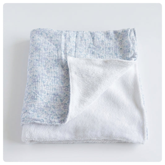 Mantita muselina con peluche liberty celeste