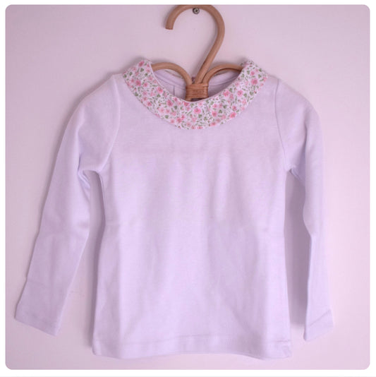 Remera algodón cuello flores rosadas