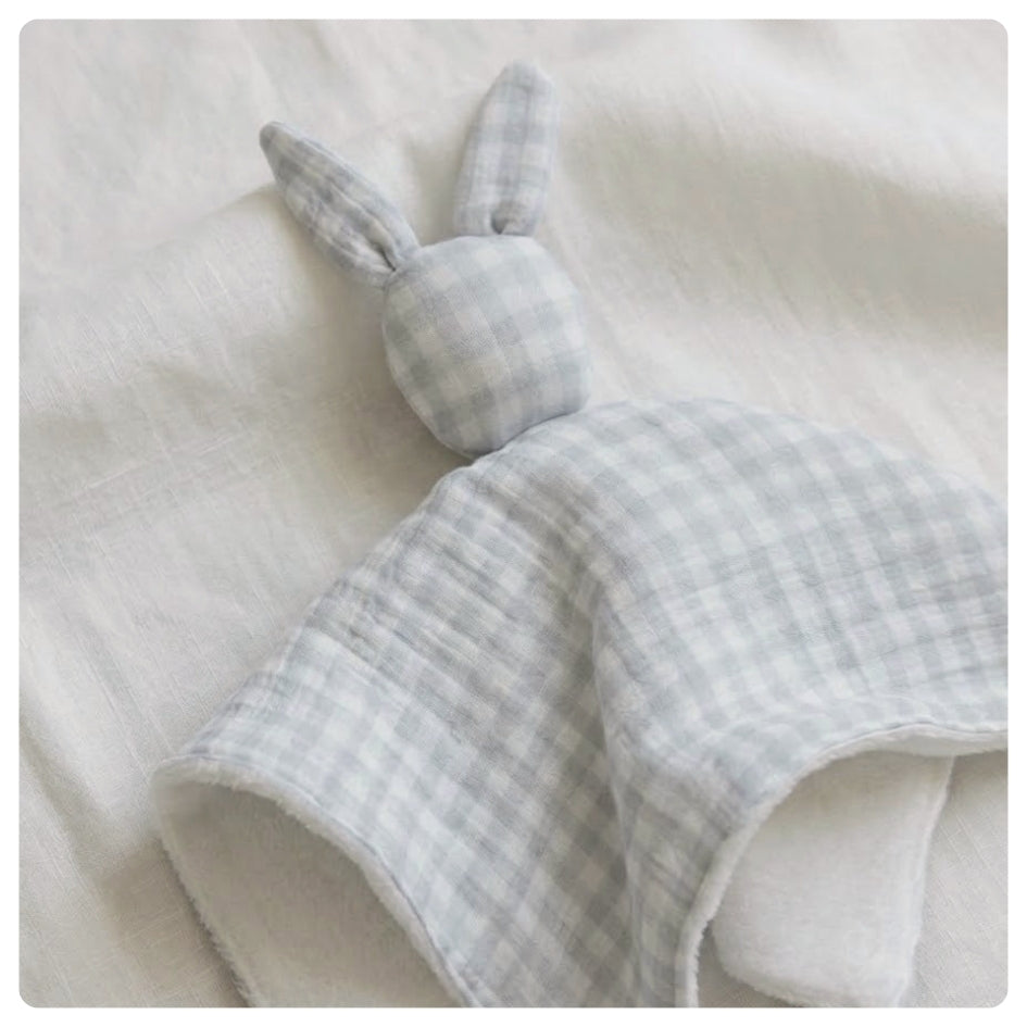 Mantita de apego conejito muselina y peluche vichy celeste