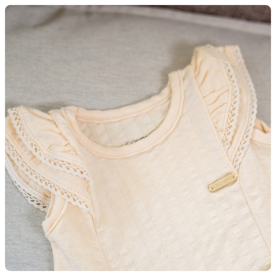 Remera beige con voladitos