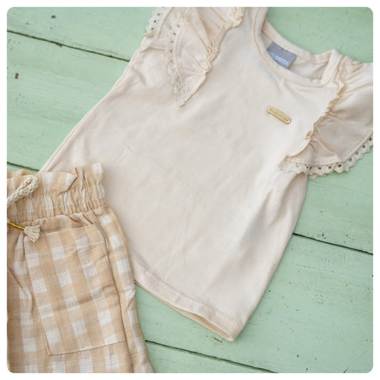 Remera algodón beige con voladitos