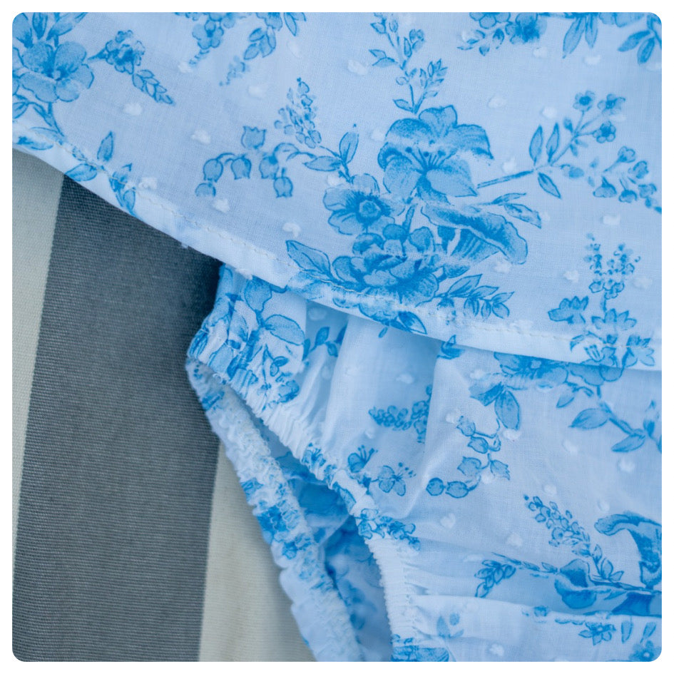 Vestido voladitos plumetí blanco flores celestes