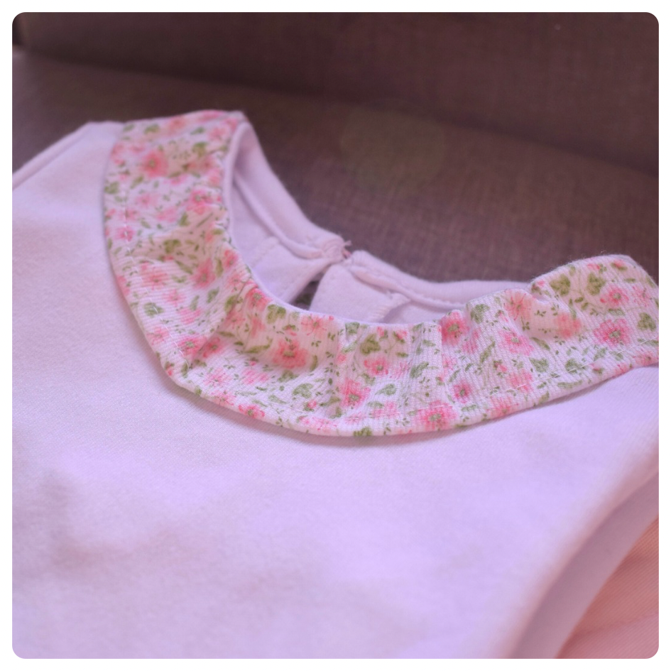 Remera algodón cuello flores rosadas