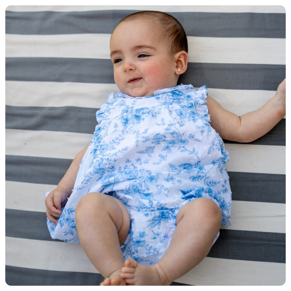 Vestido voladitos plumetí blanco flores celestes