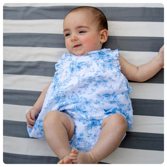 Vestido voladitos plumetí blanco flores celestes