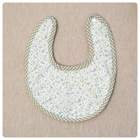 Babero florcitas celestes y verdes