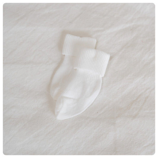 Medias blancas de algodón recíen nacido