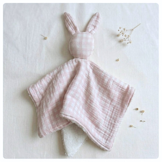 Mantita de apego conejito muselina y peluche vichy rosado