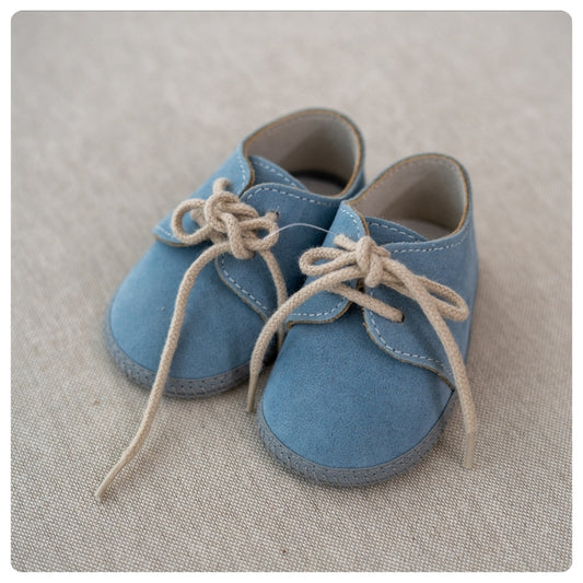 Zapatitos gamuza celeste cordones