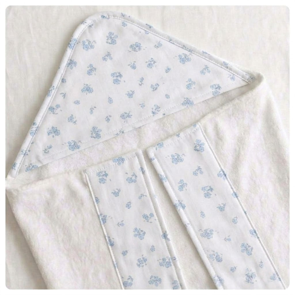 Toallón rectangular florcitas mini celestes