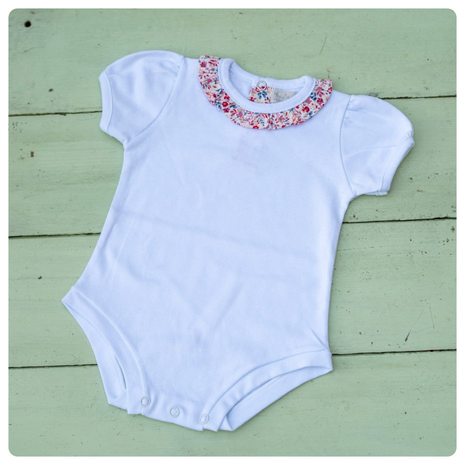 Body algodón manga corta cuello flores fuccia