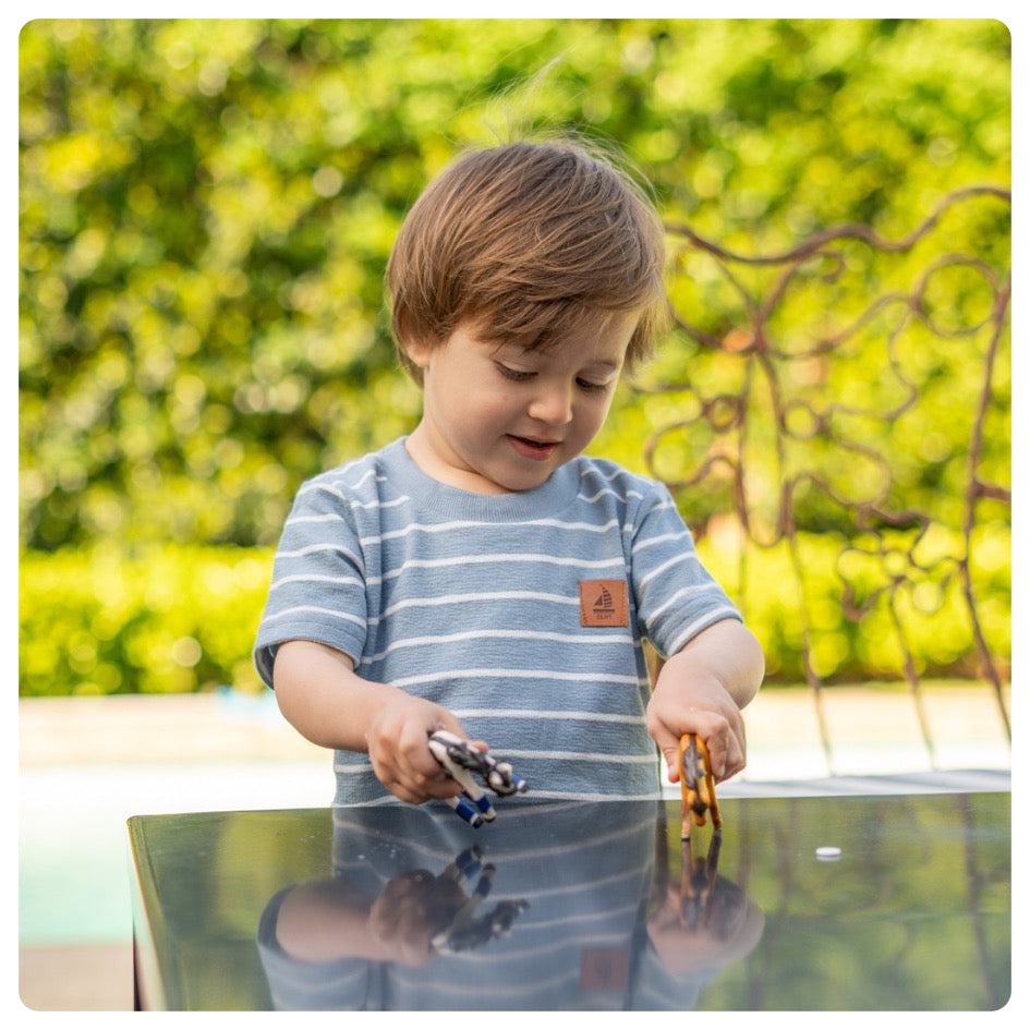 Remera celeste rayas blancas