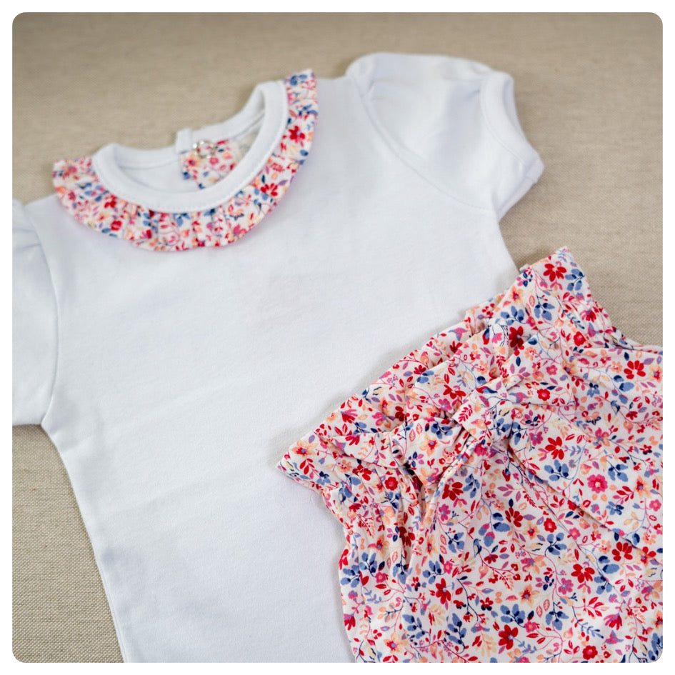 Body algodón blanco cuello flores fuccia