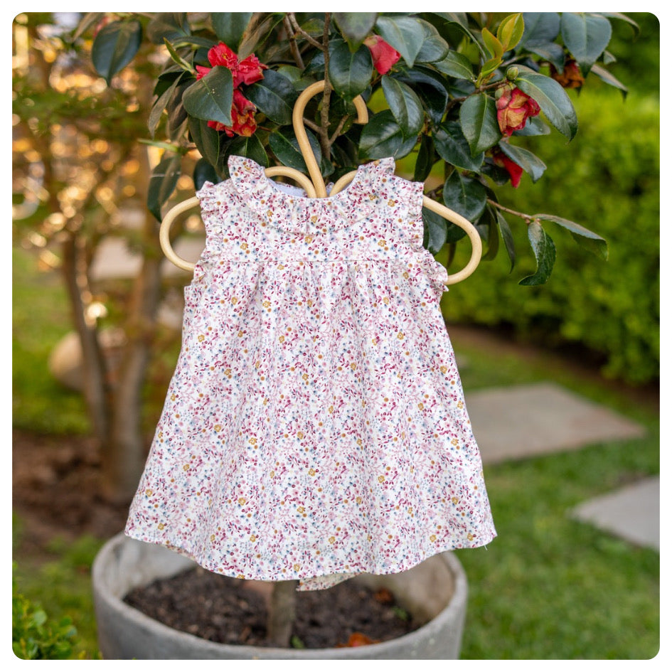 Vestido voladitos flores rosadas con bombachudo