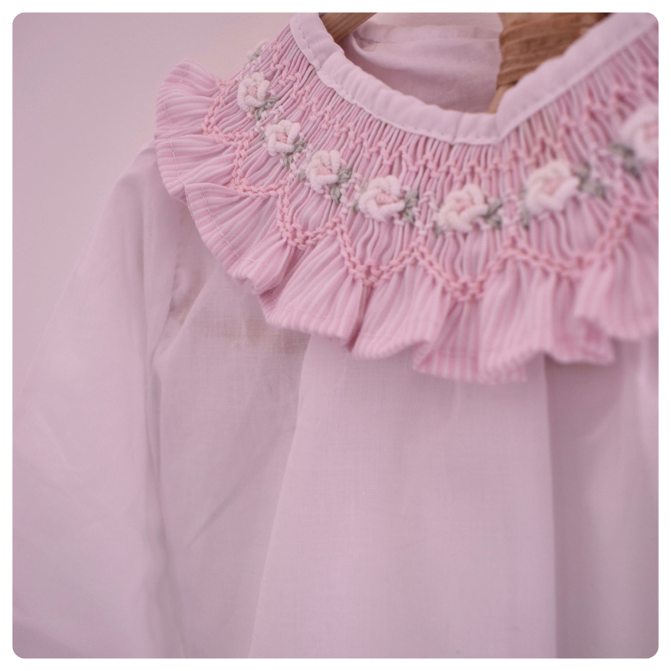 Blusa blanca cuello punto smock rosado rayitas